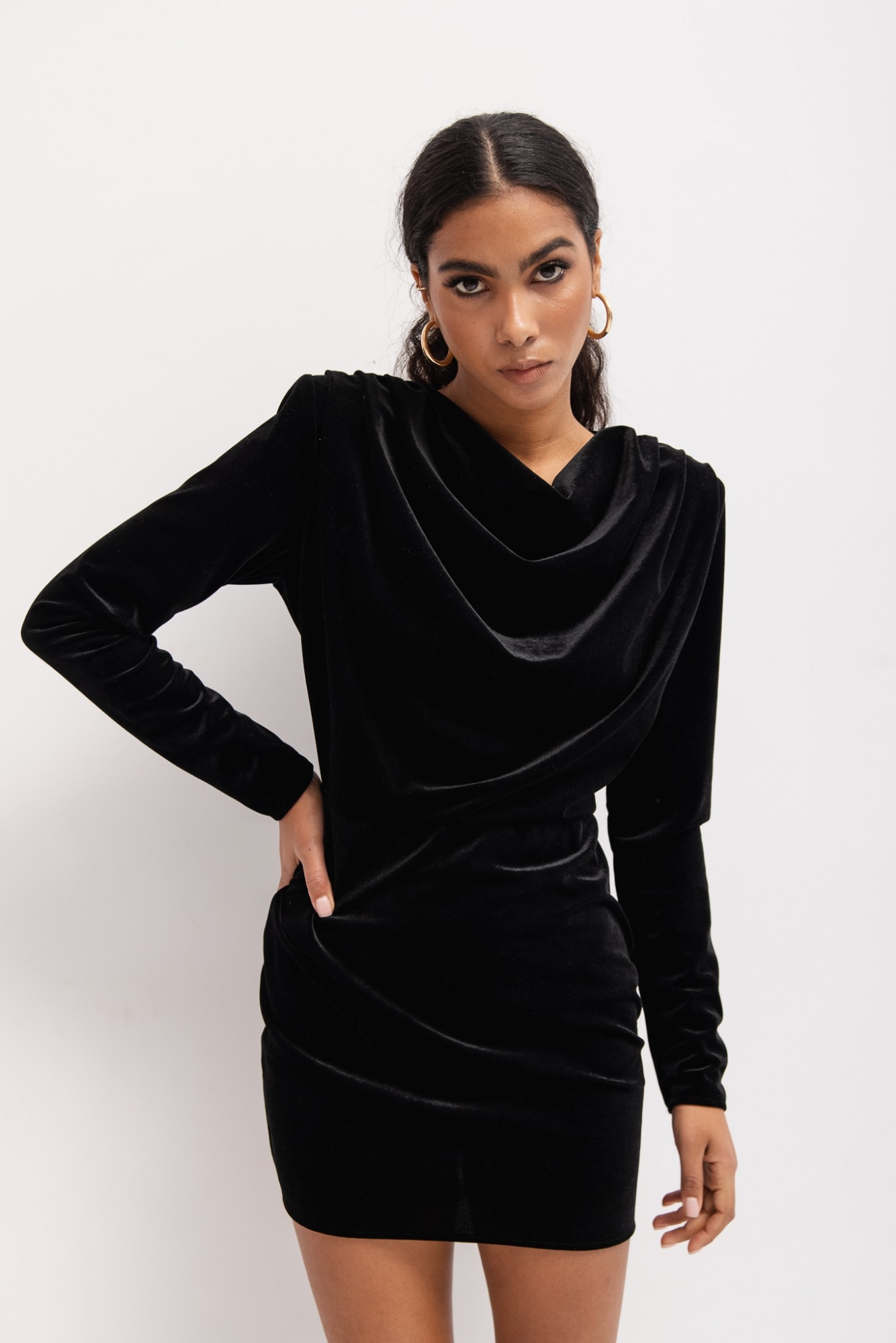 Sukienka z długim rękawem o klasycznym kroju w kolorze BLACK VELVET