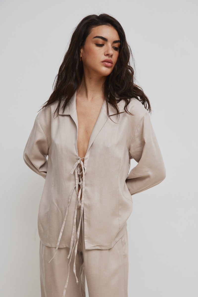 Wiązana koszula z dodatkiem lnu w kolorze LINEN BEIGE