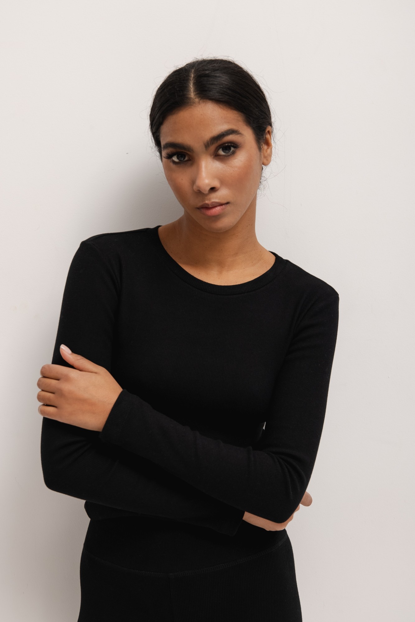 Dopasowany top z długim rękawem z dzianiny w kolorze DEEP BLACK skin peach