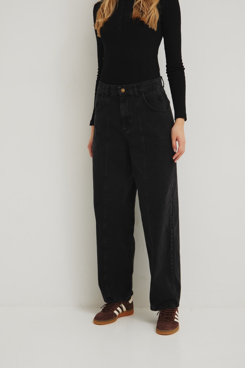 Jeansy z przeszyciem na nogawce w kolorze WASHED BLACK - BALLON