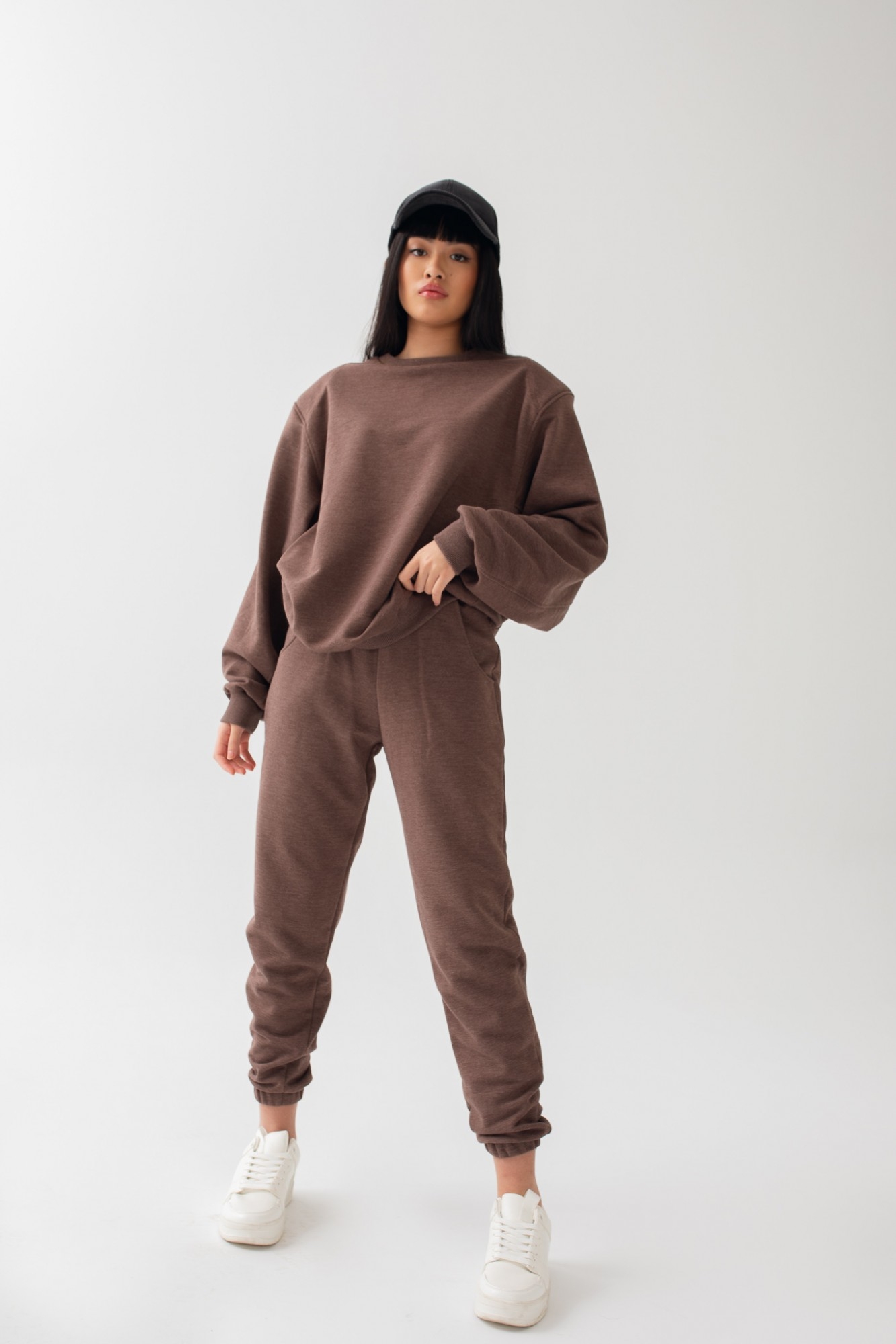 Spodnie dresowe typu jogger w kolorze MILK CHOCOLATE MELANGE