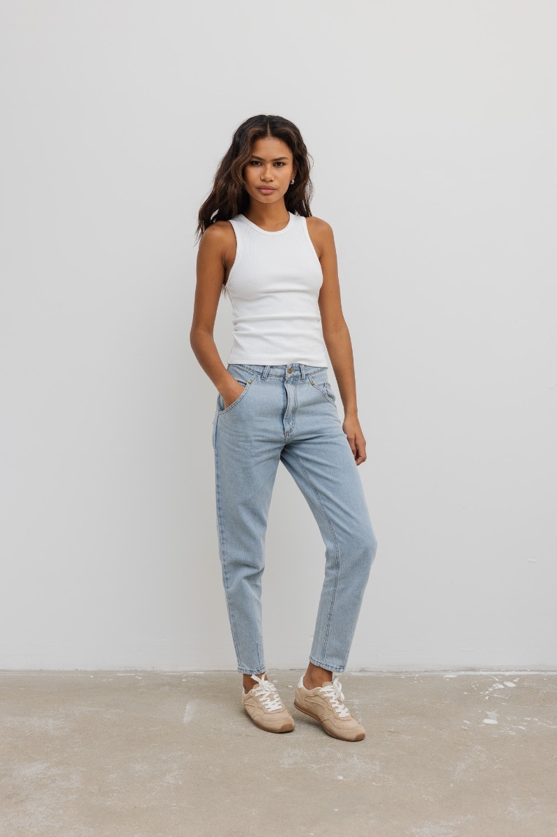Spodnie jeansowe typu mom fit w kolorze LIGHT BLUE JEANS