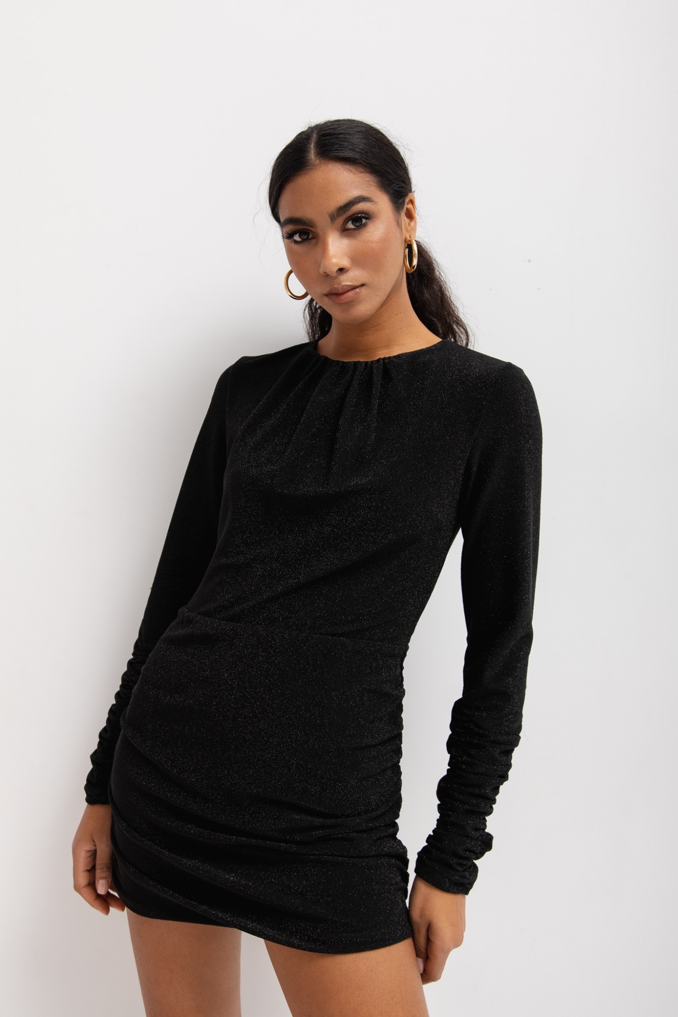 Dopasowana sukienka z marszczeniami w kolorze SHINY BLACK