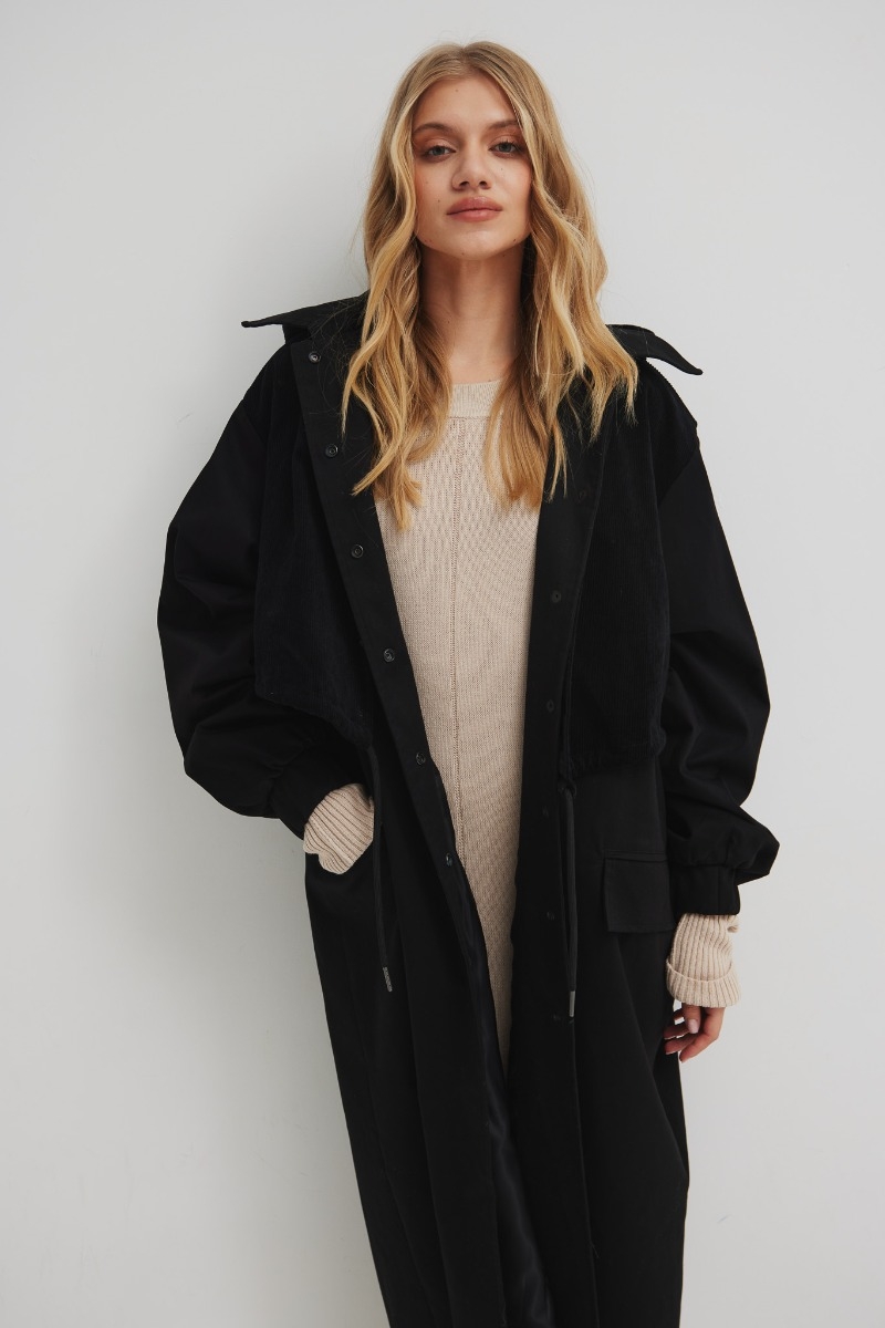Długi płaszcz typu oversize w kolorze TOTALY BLACK