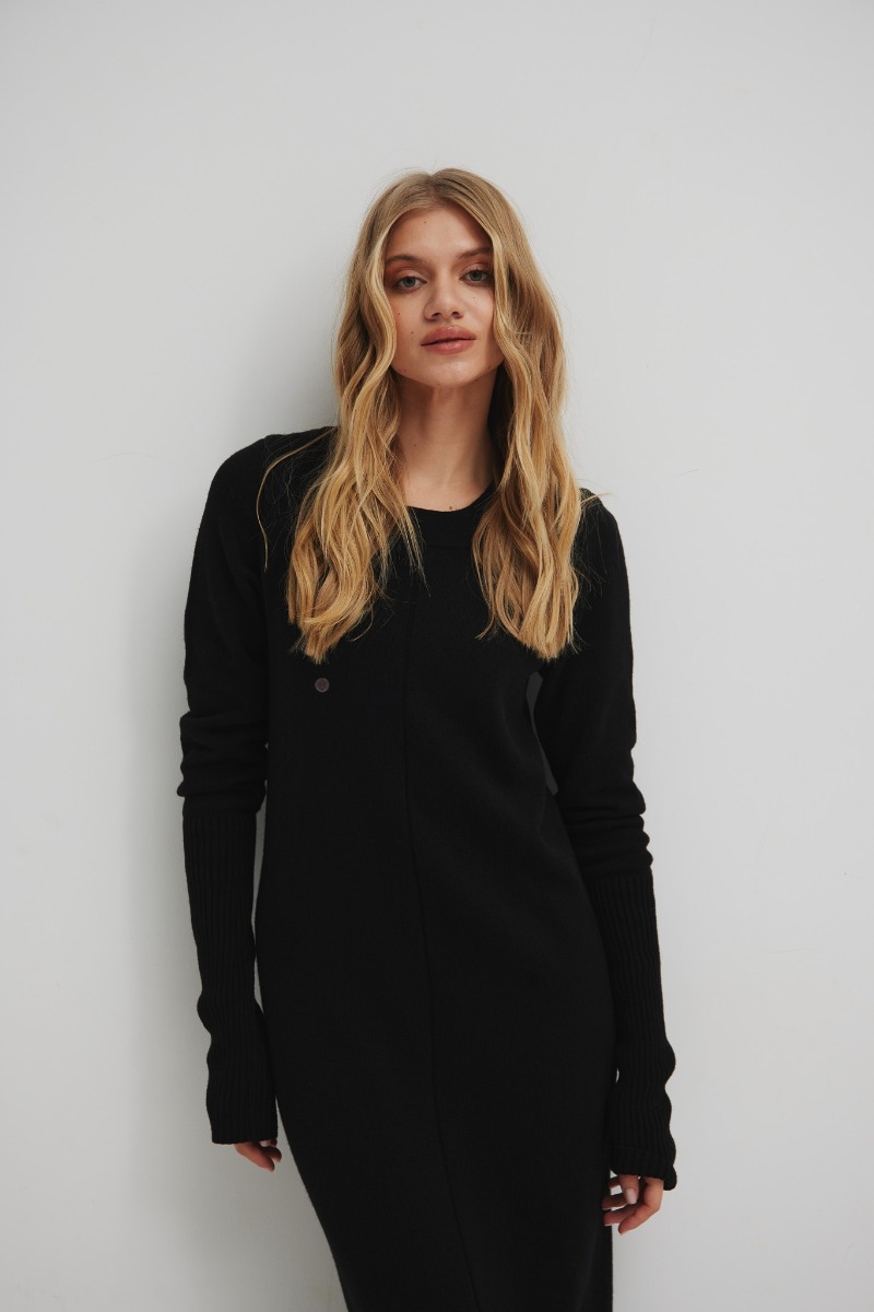Wełniana sukienka maxi w kolorze TOTALLY BLACK
