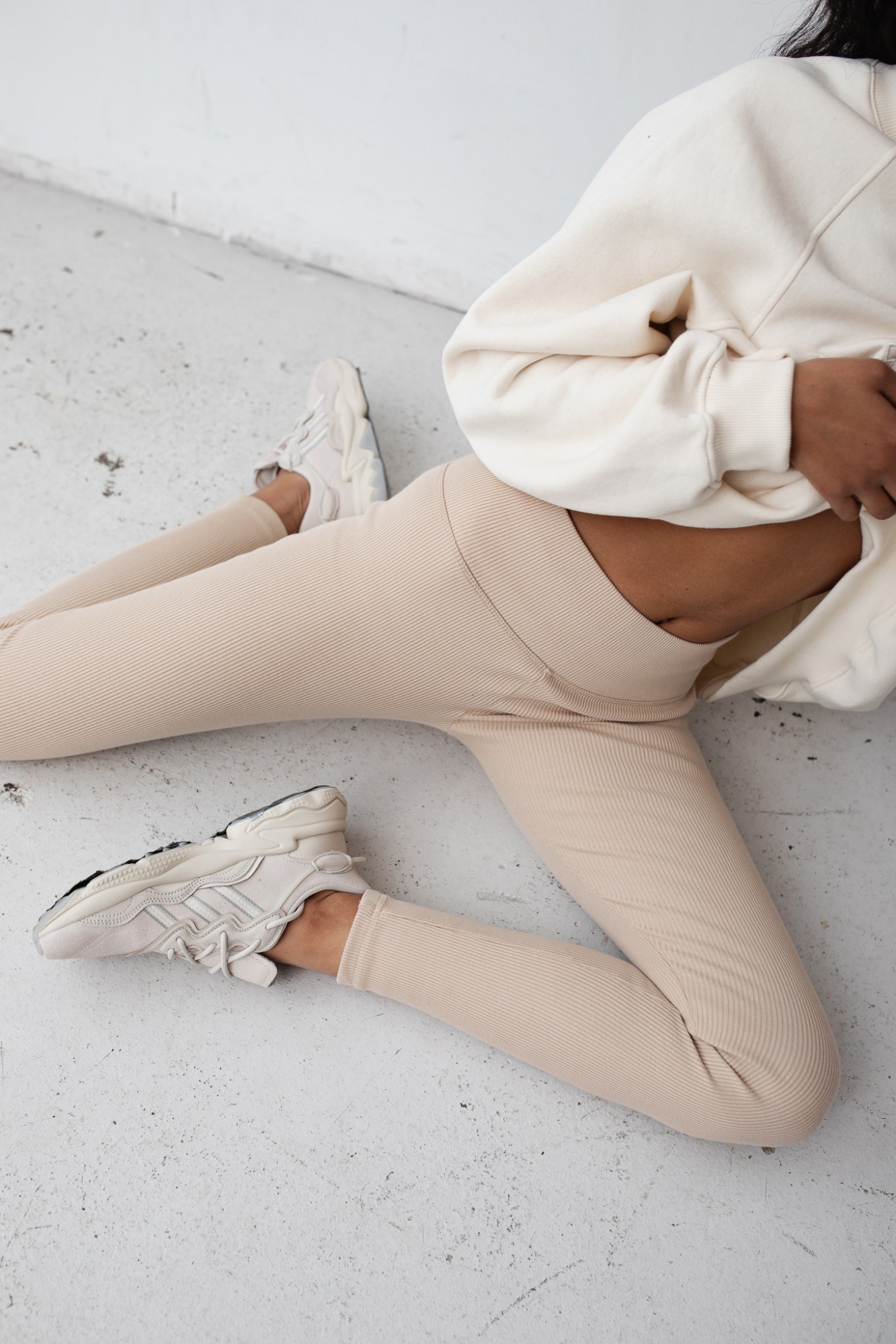 Legginsy damskie z prążkowanej dzianiny w kolorze CLASSIC BEIGE
