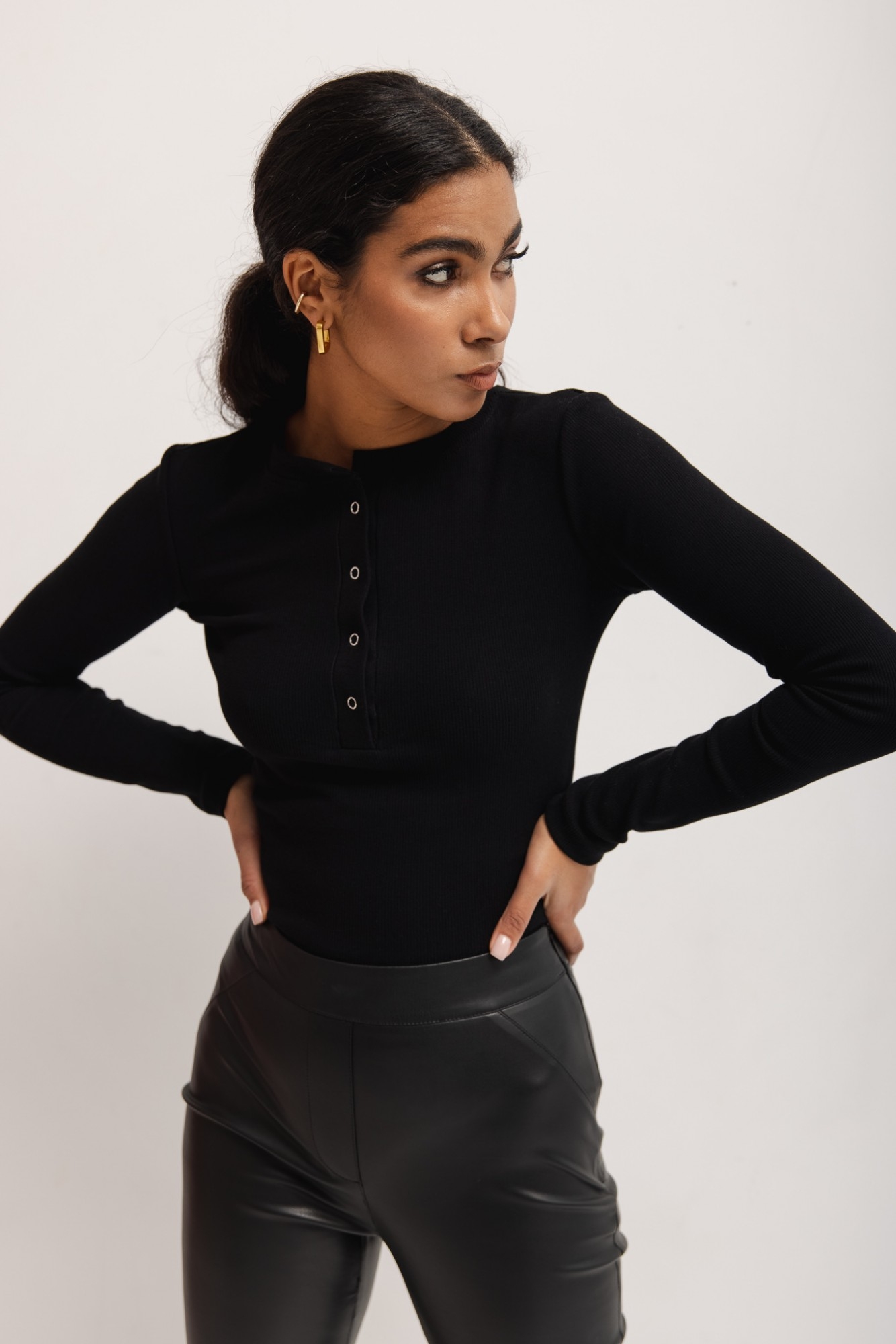 Dopasowany top z dekoltem na zatrzaski w kolorze DEEP BLACK skin peach