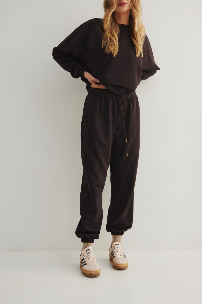 Spodnie typu jogger w kolorze DARK CHOCOLATE