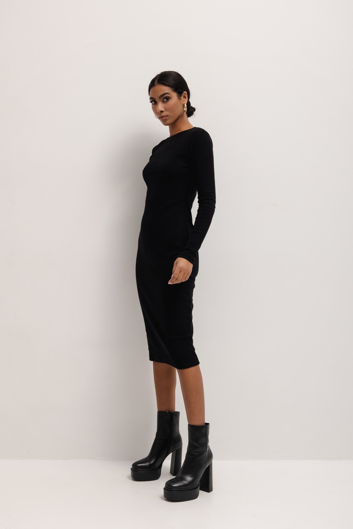 Sukienka wykonana z dzianiny z efektem SKIN PEACH w kolorze TOTALLY BLACK