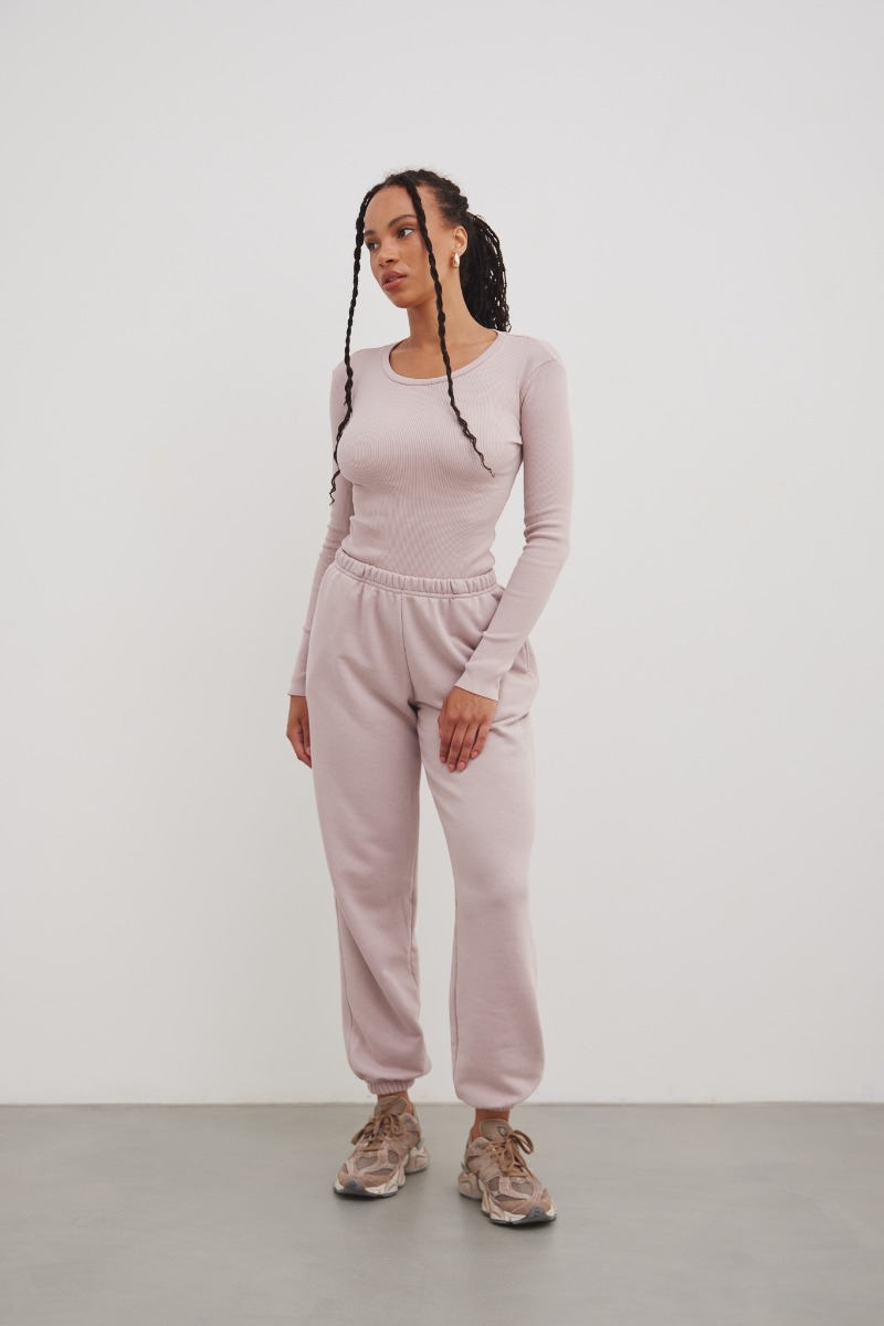 Spodnie typu jogger z HAFTEM  w kolorze  PINK GARDENIA  - NEVIS