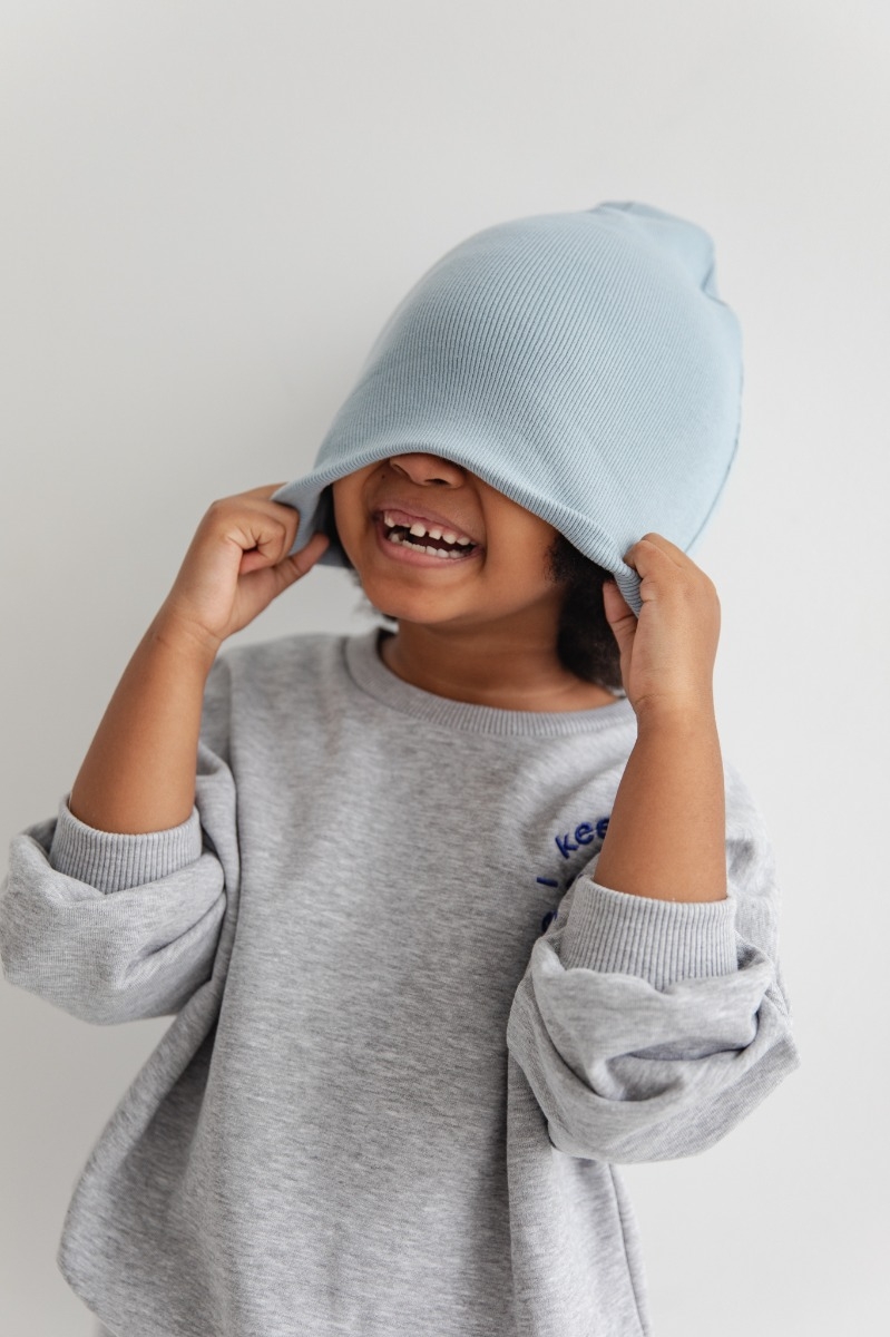 MINI czapka z delikatnego prążka w kolorze POWDER BLUE