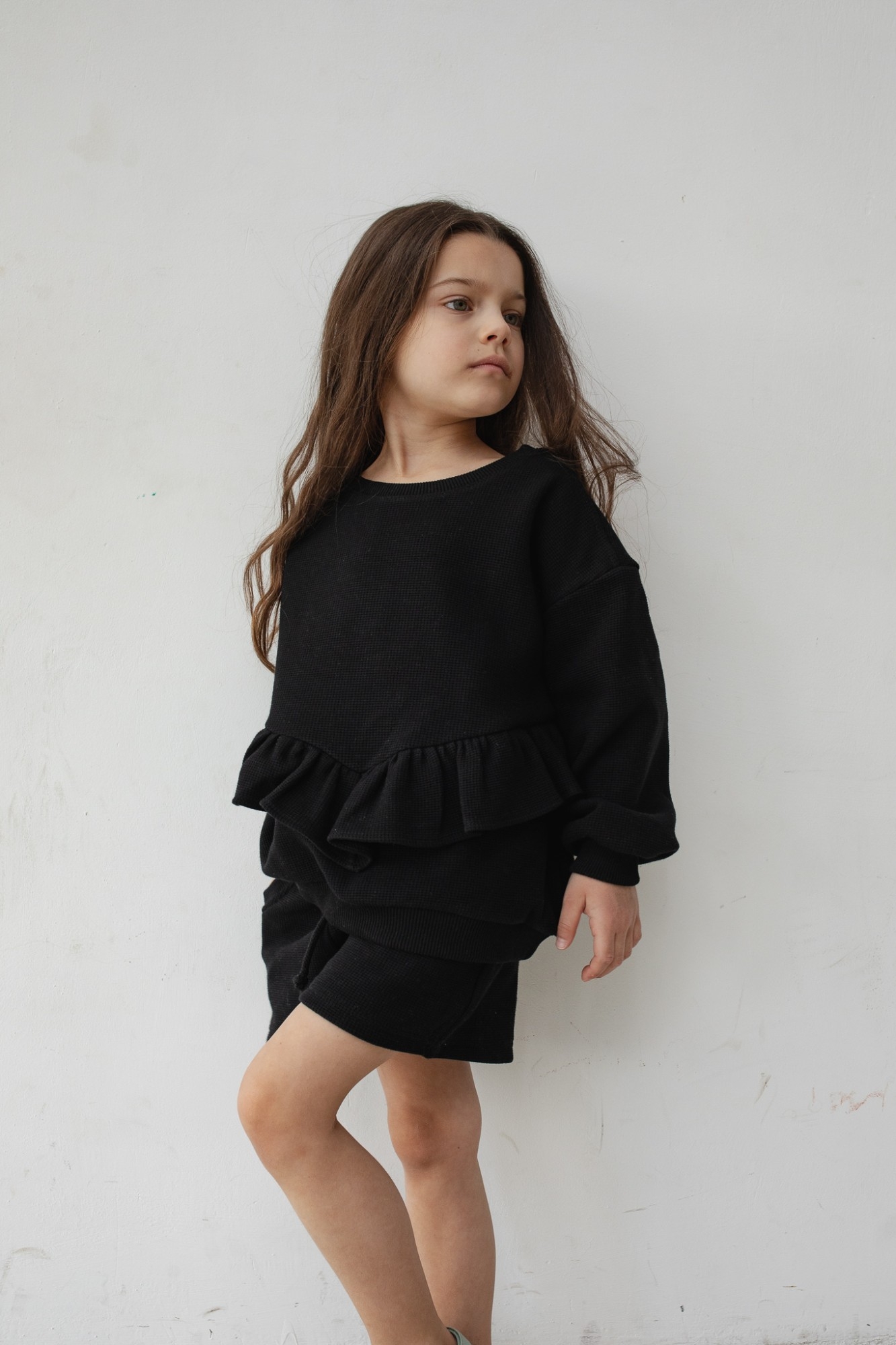 MINI bluza oversize z falbanką z dzianiny waflowej w kolorze TOTALLY BLACK - ANGEL-80-86 (12
