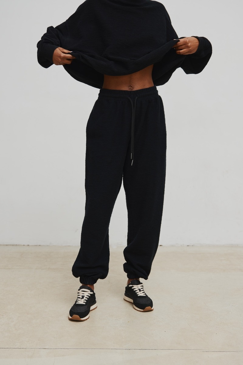 Spodnie jogger o DELIKATNEJ STRUKTURZE   w kolorze TOTALLY BLACK  - AUSTIN