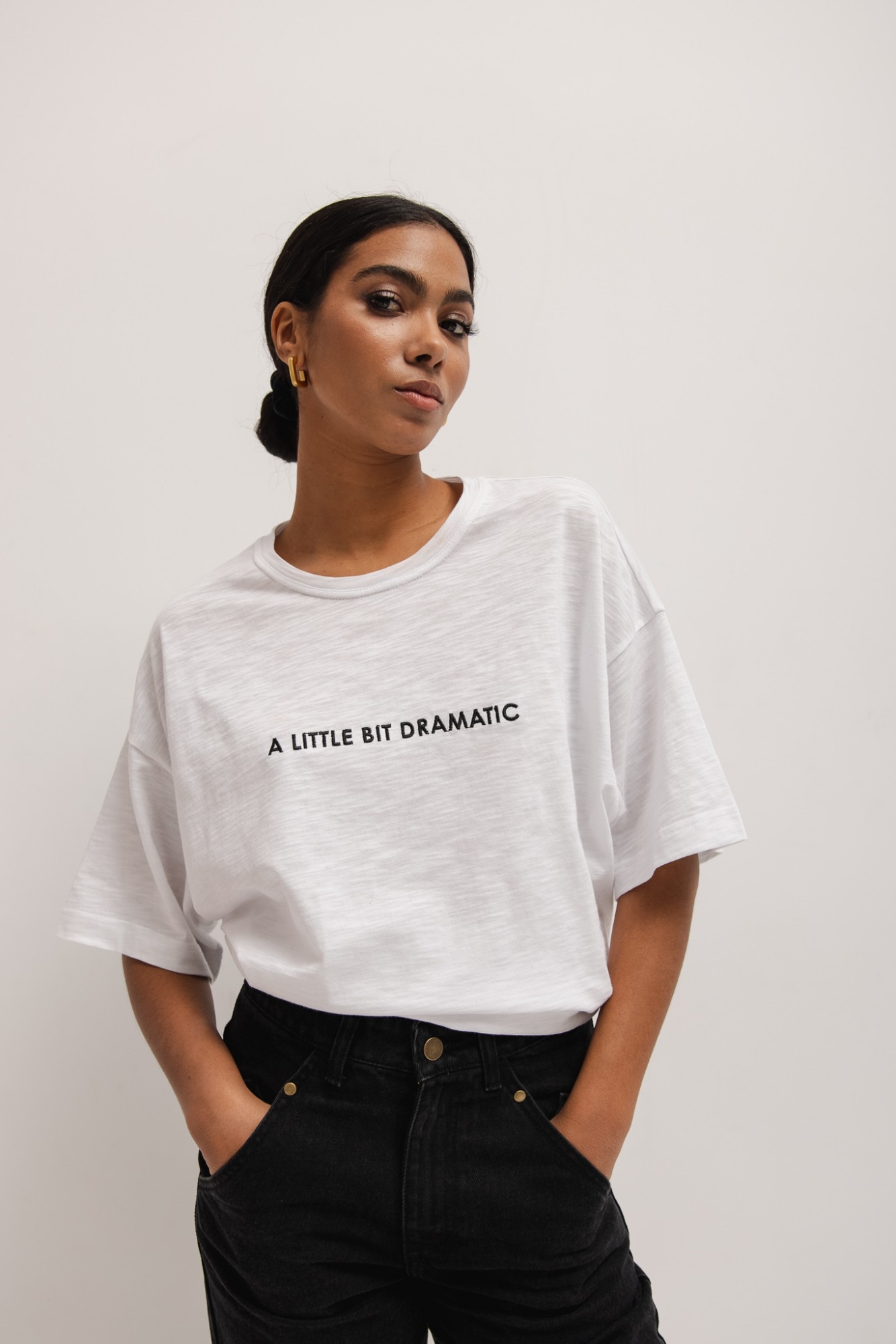 T-shirt typu oversize z HAFTEM w kolorze CLASSIC WHITE