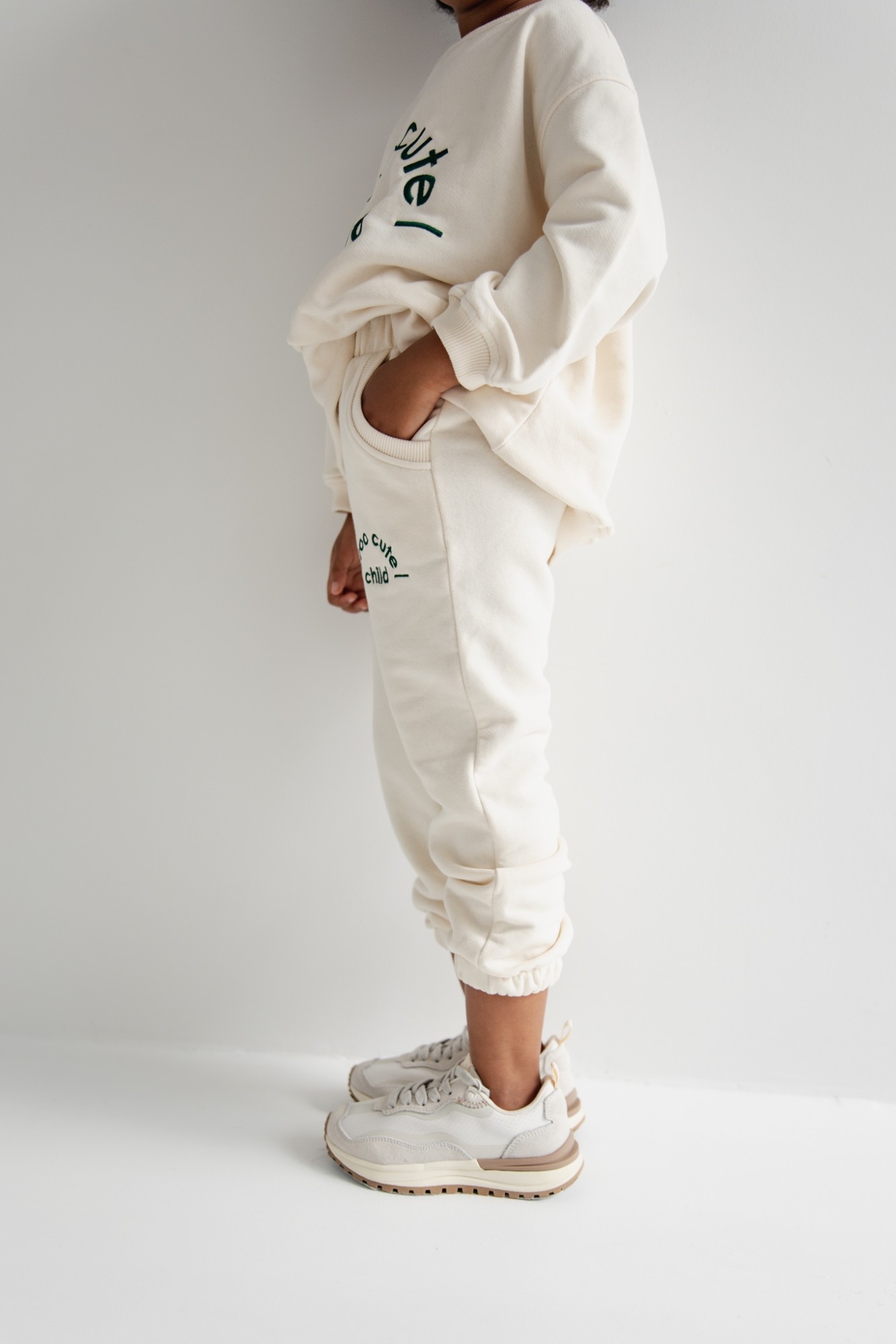 MINI spodnie dresowe typu jogger z HAFTEM w kolorze LIGHT BEIGE