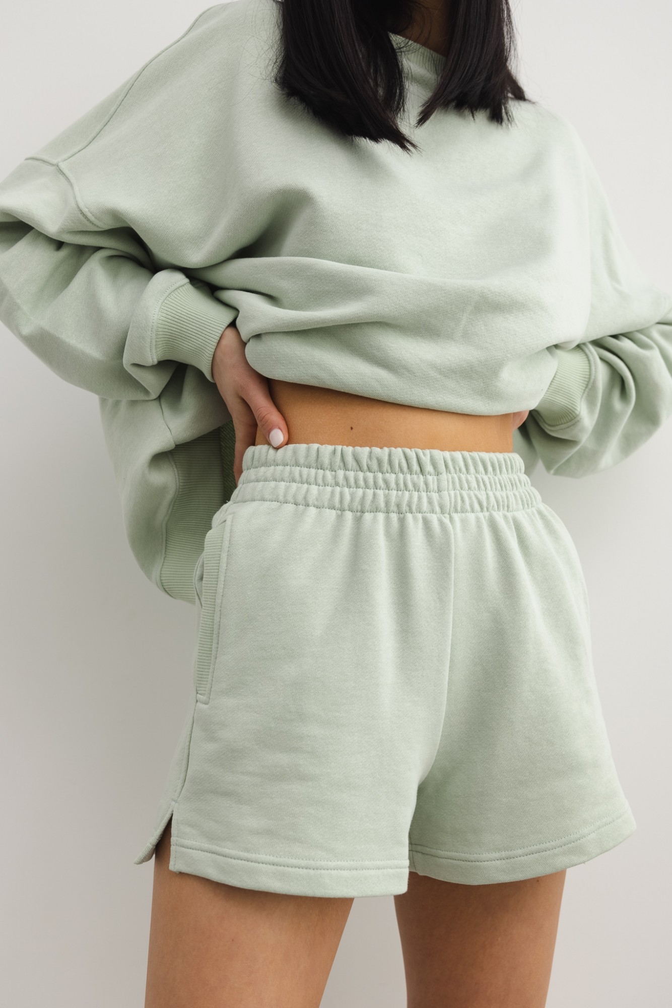 Szorty z dzianiny dresowej w kolorze MILKY GREEN - LE PETIT