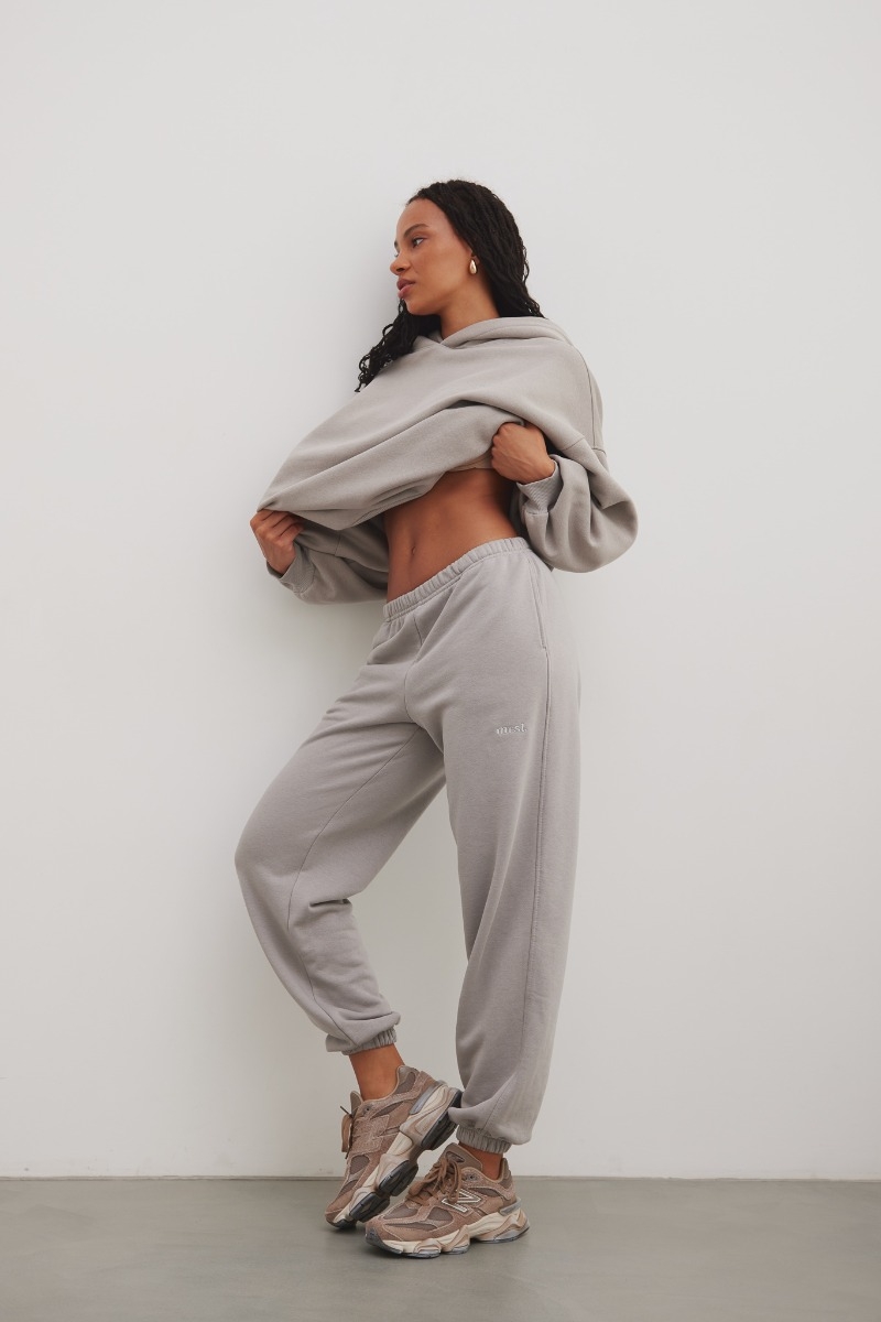 Spodnie typu jogger z HAFTEM  w kolorze GREY PALOMA- NEVIS