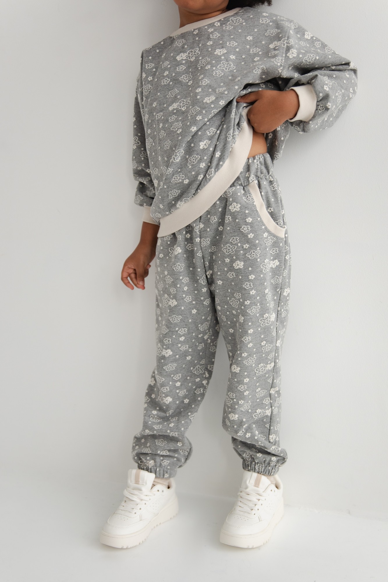 MINI spodnie dresowe typu jogger z printem w kolorze GREY PRINT