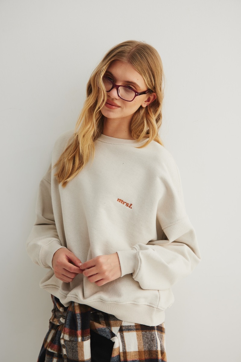 Bluza damska o kroju regular fit z HAFTEM  w kolorze IVORY