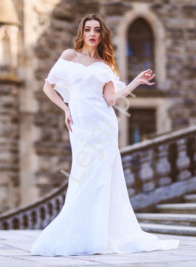 Image of Zjawiskowa suknia ślubna z odkrytymi ramionami, ślubna sukienka z trenem