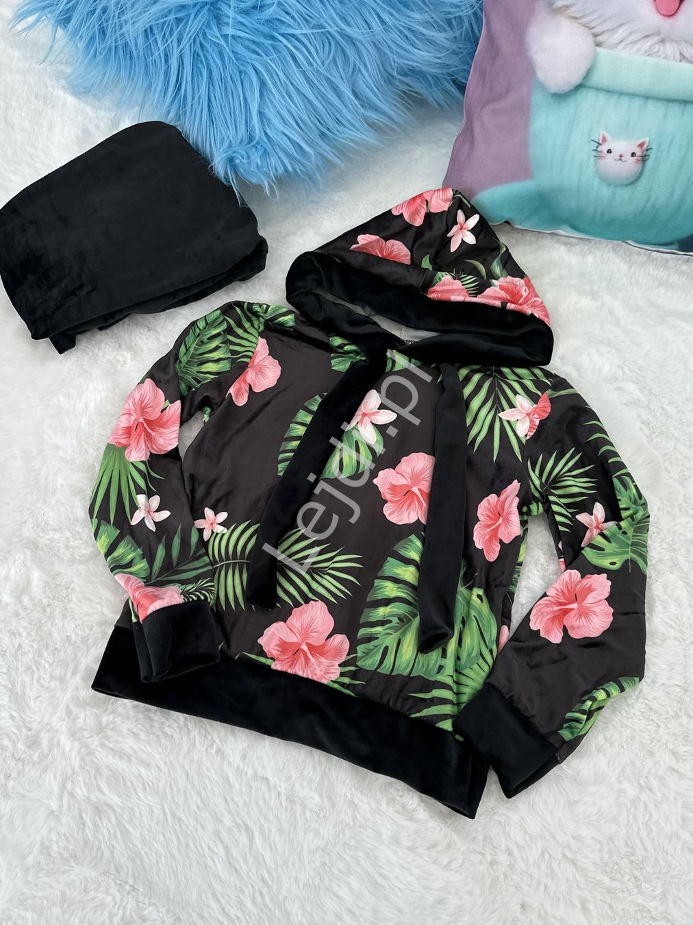 Image of Czarny welurowy dres w tropikalne kwiaty , monstera dla dziewczynki