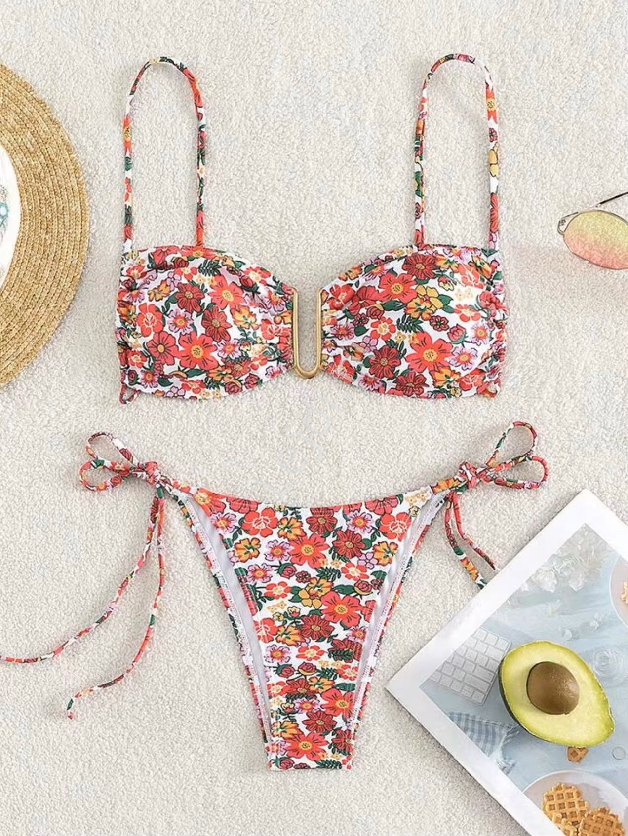 Bikini w kwiatki, strój kąpielowy łączka
