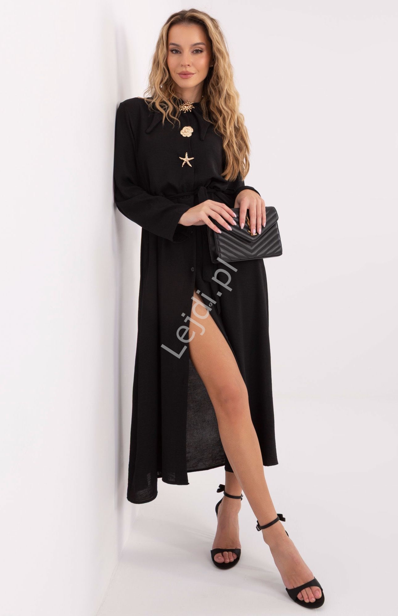 Sukienka koszulowa z ozdobnymi guzikami Paris C258.16