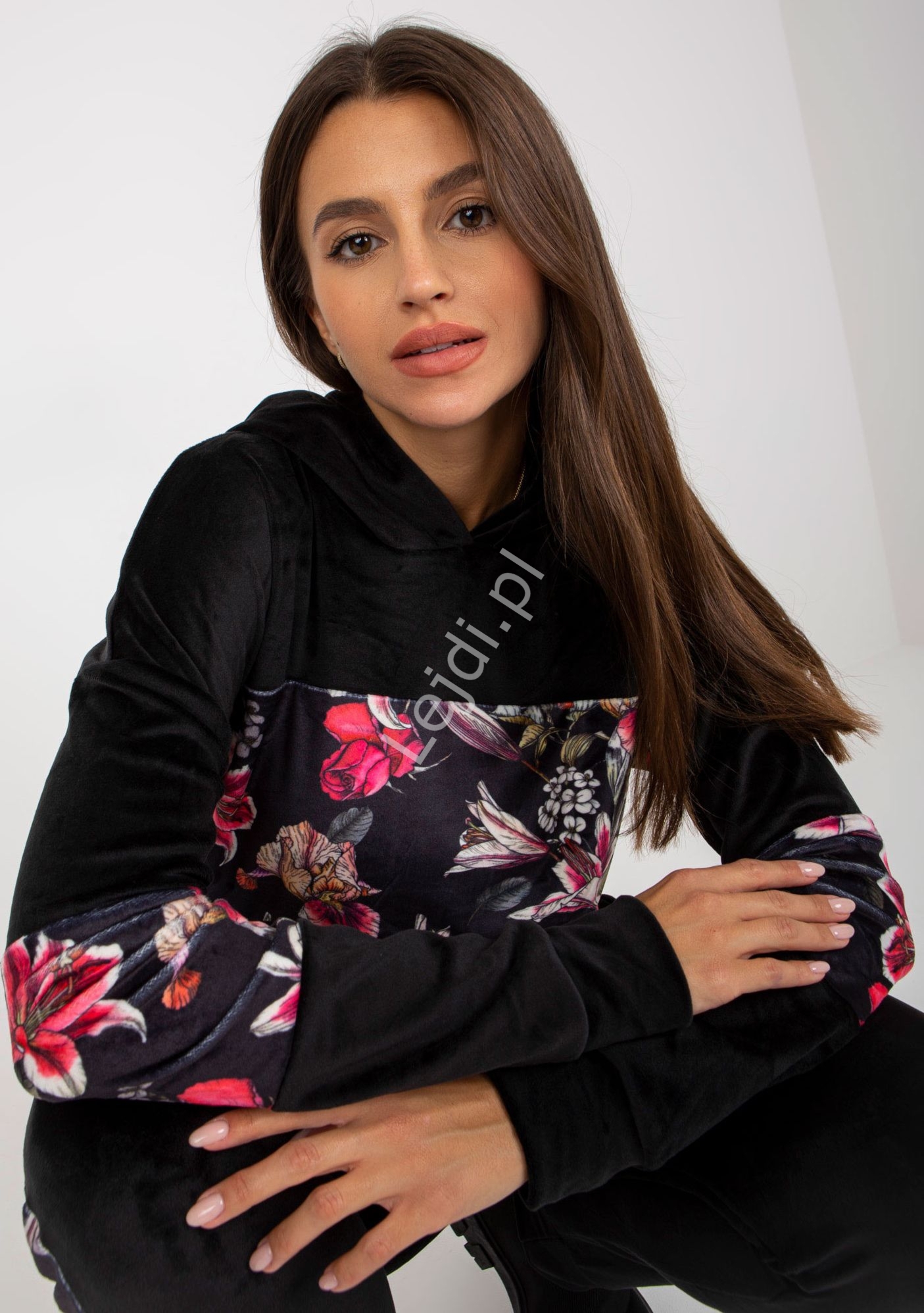 Komplet welurowy z kwiatow wstawk na biucie