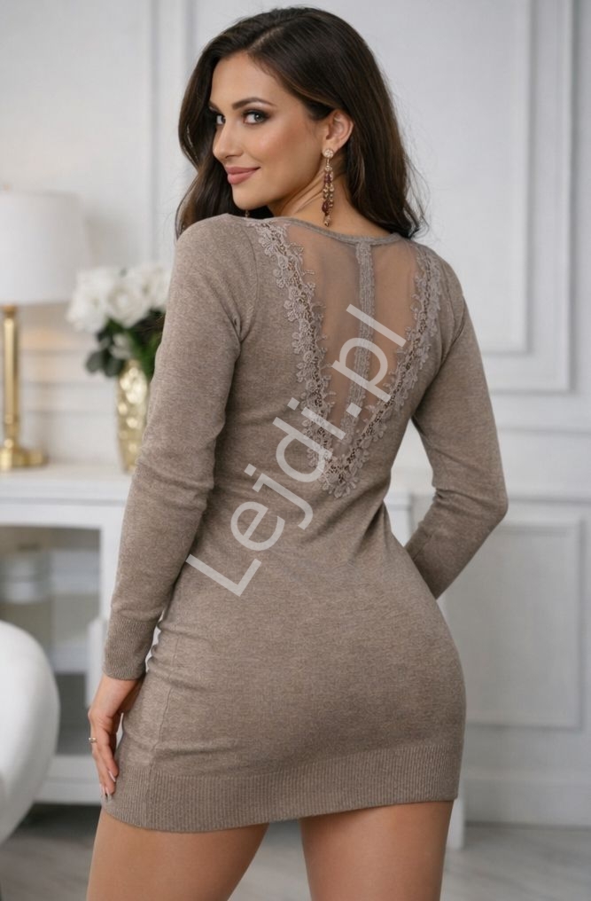 Dzianinowa sukienka w kolorze mokka z tiulem na plecach S901