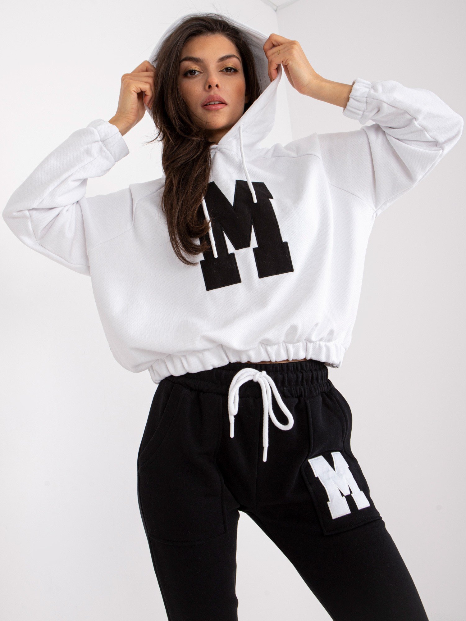 Komplet dresowy z literka M na bluzie