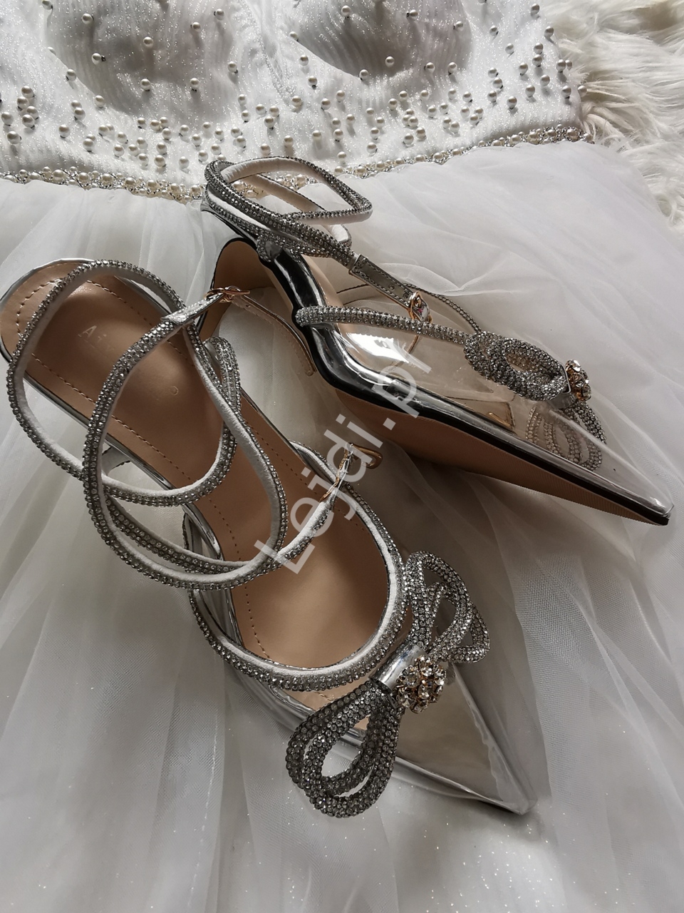 Transparentne srebrne czółenka na ślub z kryształkami i kokardą 2589