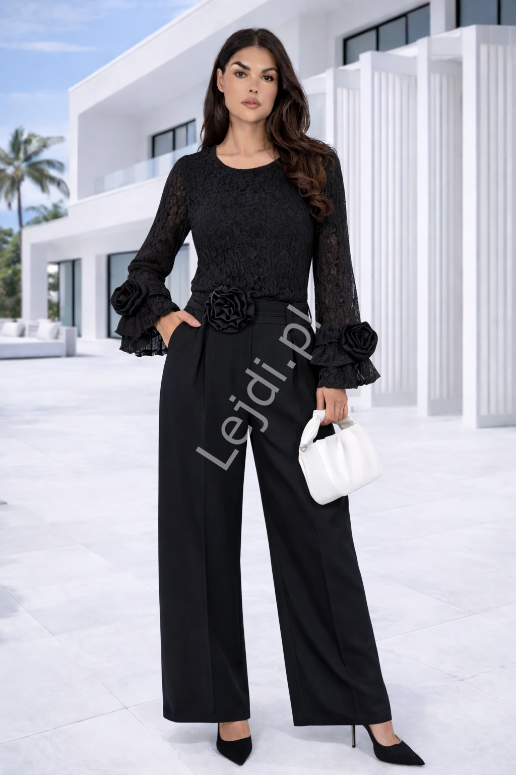 Eleganckie spodnie damskie czarne z zapliskami i kwiatem 8569
