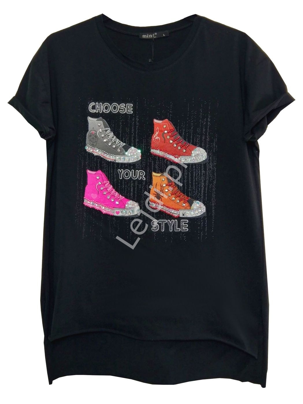Image of Czarny modny t-shirt z zdobionymi trampkami z kryształkami