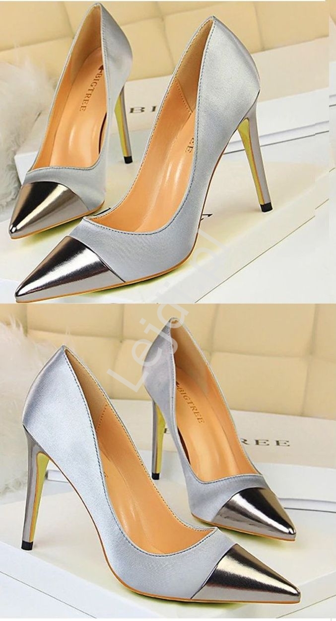 Srebrne szpilki z byszczcym metalicznym noskiem 5401