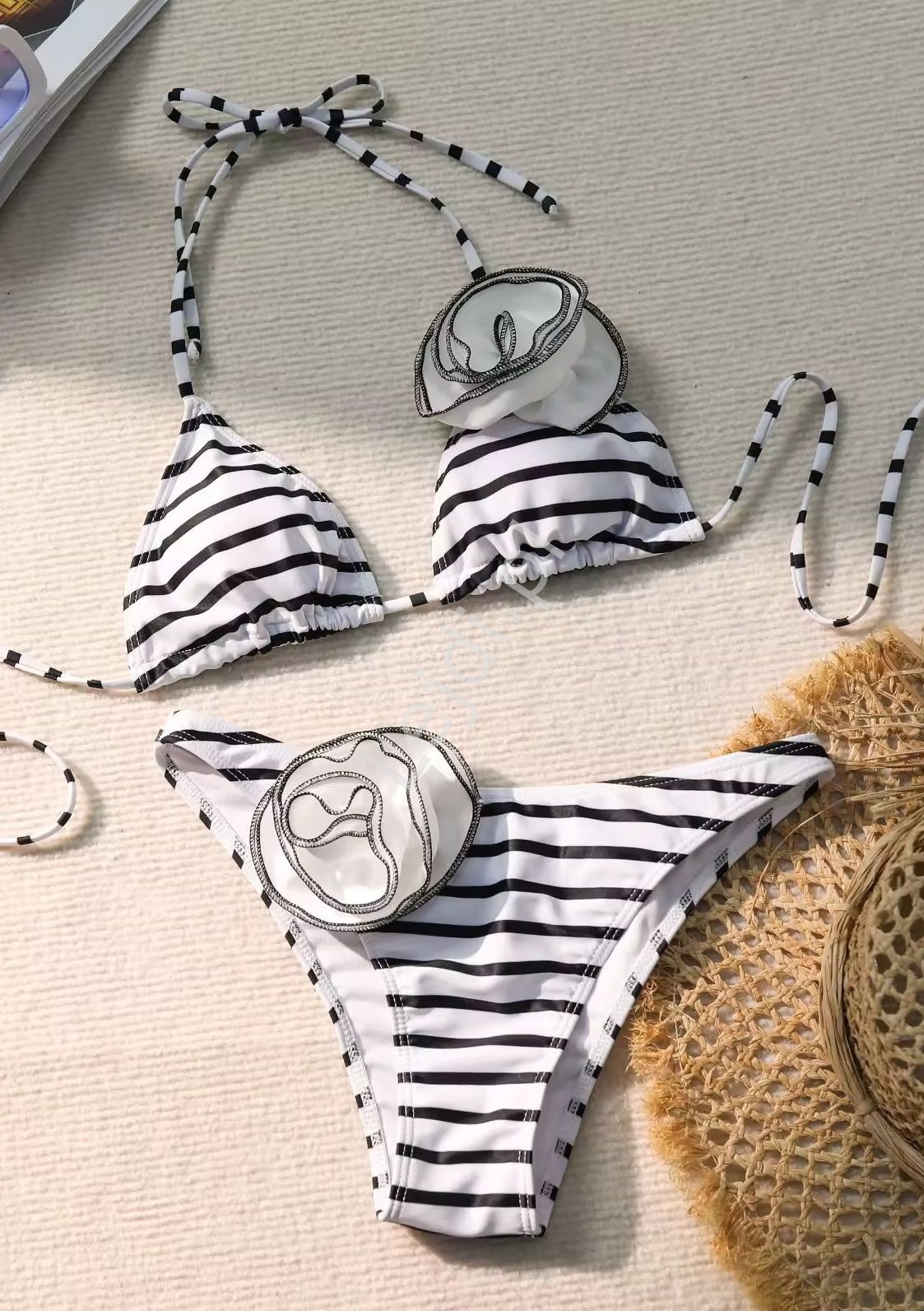 Bikini z biało czarnymi paskami z różą 363