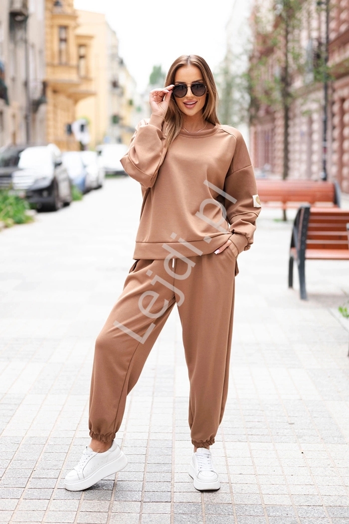 Karmelowy komplet damski masełkowy z luźną bluzą i spodniami z serduszkiem i napisem LOVE 5353