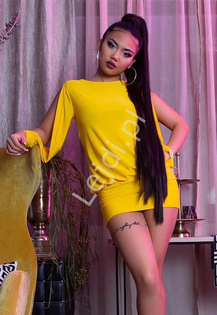 Sukienka lub tunika z połyskliwymi taśmami przy rękawach żółta