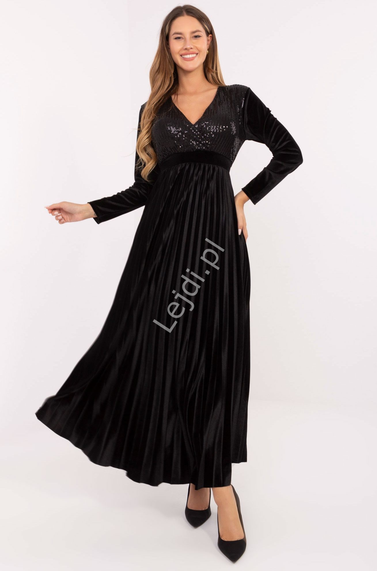 Czarna sukienka na sylwestra, karnawał studniówkę z długim rękawem plisowana z cekinami 16919