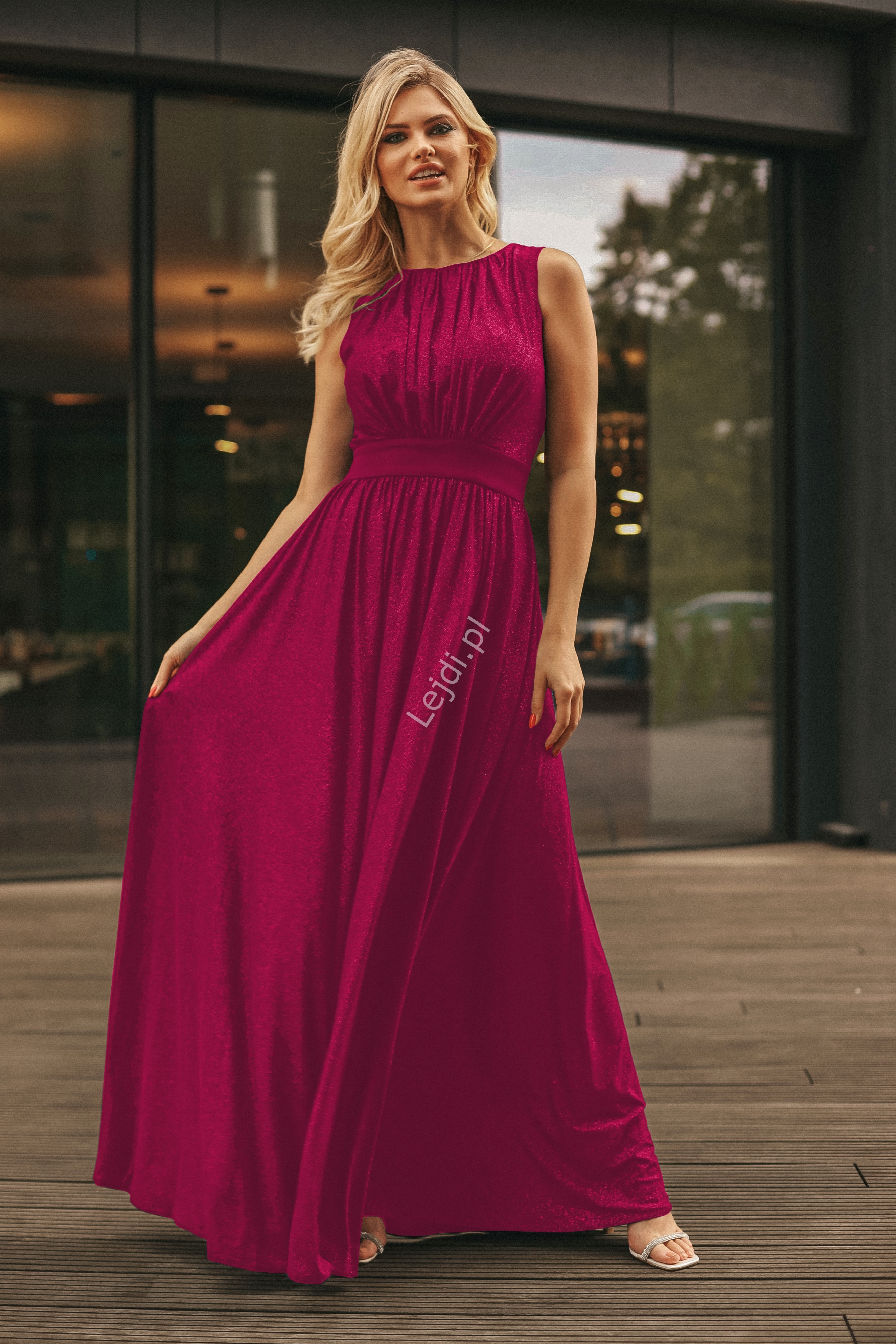 Image of Bordowa suknia wieczorowa z brokatem, m427A
