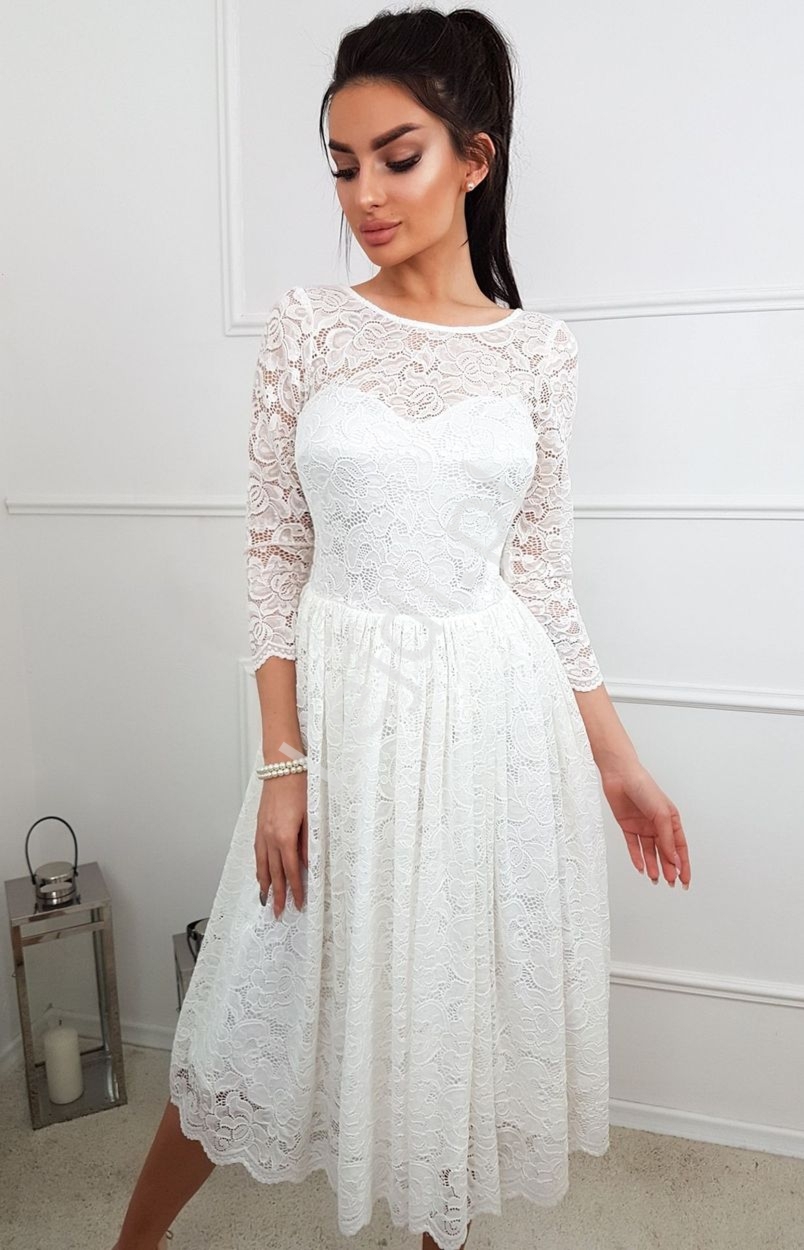 Koronkowa sukienka rozkloszowana w bia�o kremowym kolorze KM302