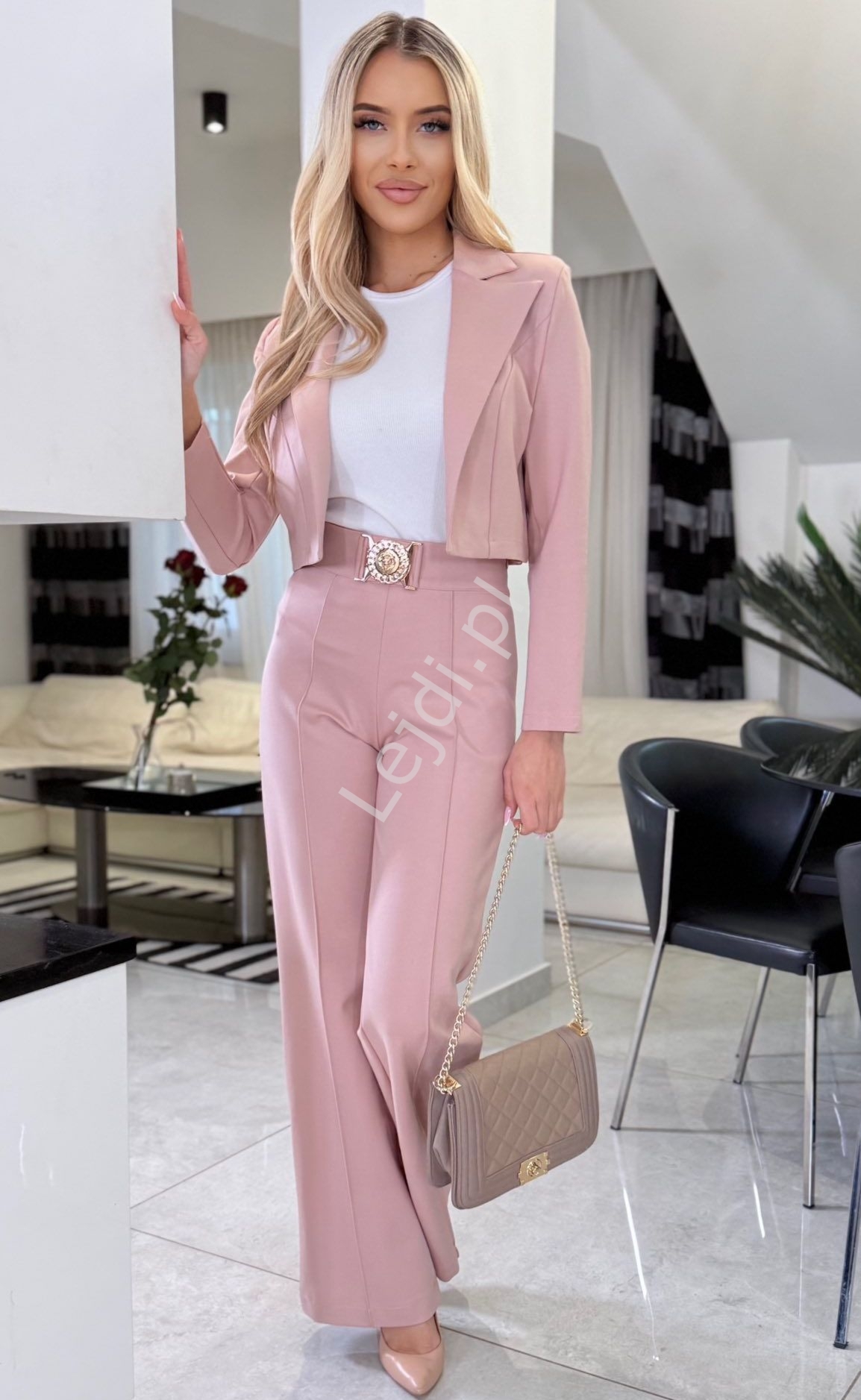 Garnitur damski,komplet damski pudrowy r�, elegancki �akiet i spodnie ze z�ot� klamr�