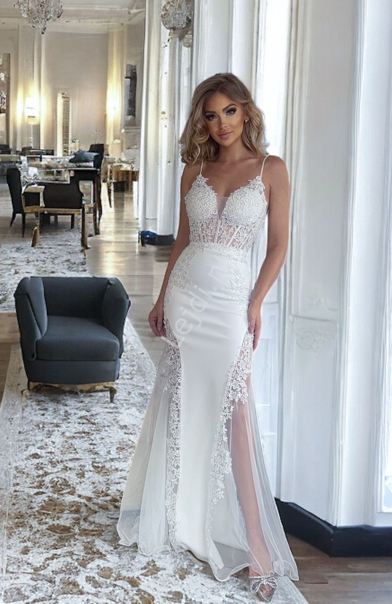 Biała ślubna sukienka z gipiurą, sukienka ślubna na ślub cywilny dla Panny Młodej Lejdi.pl