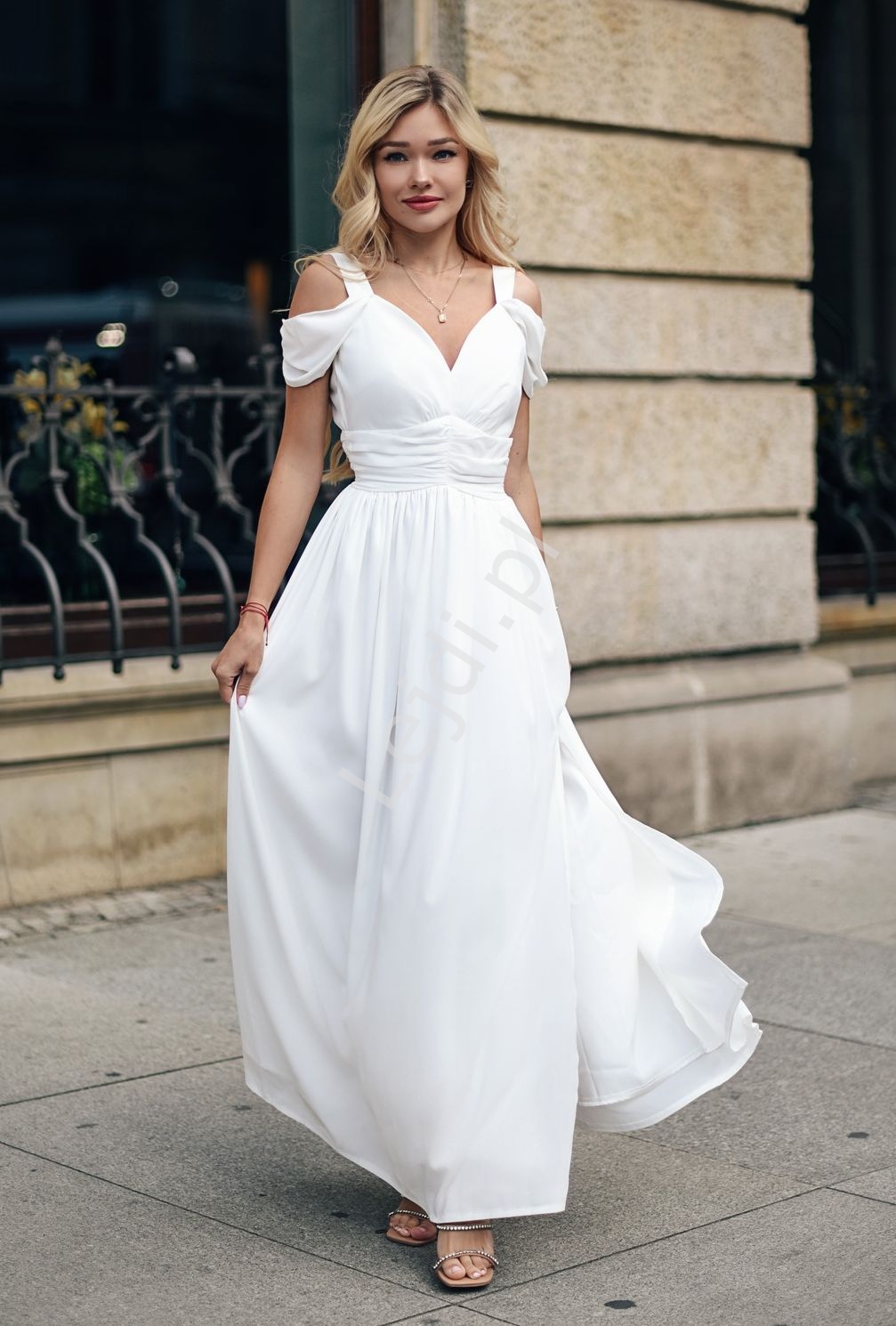 Image of Kremowo biała sukienka ślubna w romantycznym stylu KM315