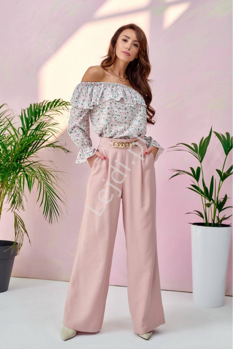 Image of Pudrowo różowe spodnie damskie z szerokimi nogawkami i wysokim stanem z łańcuchem 0011