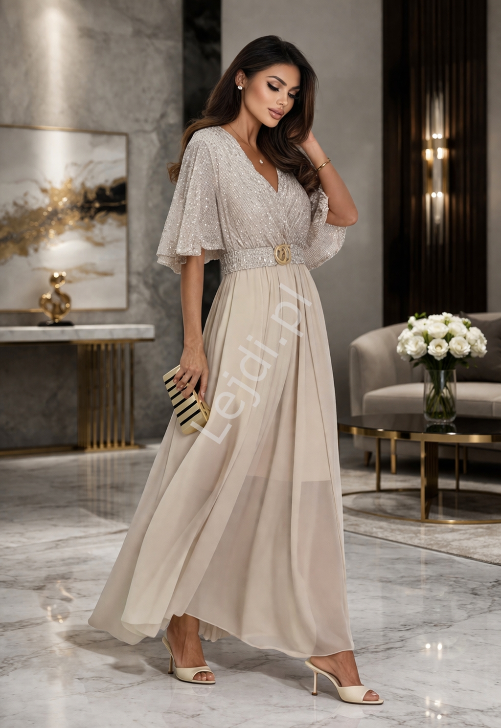 Sukienka z cekinami z paskiem w pasie złota z cekinami