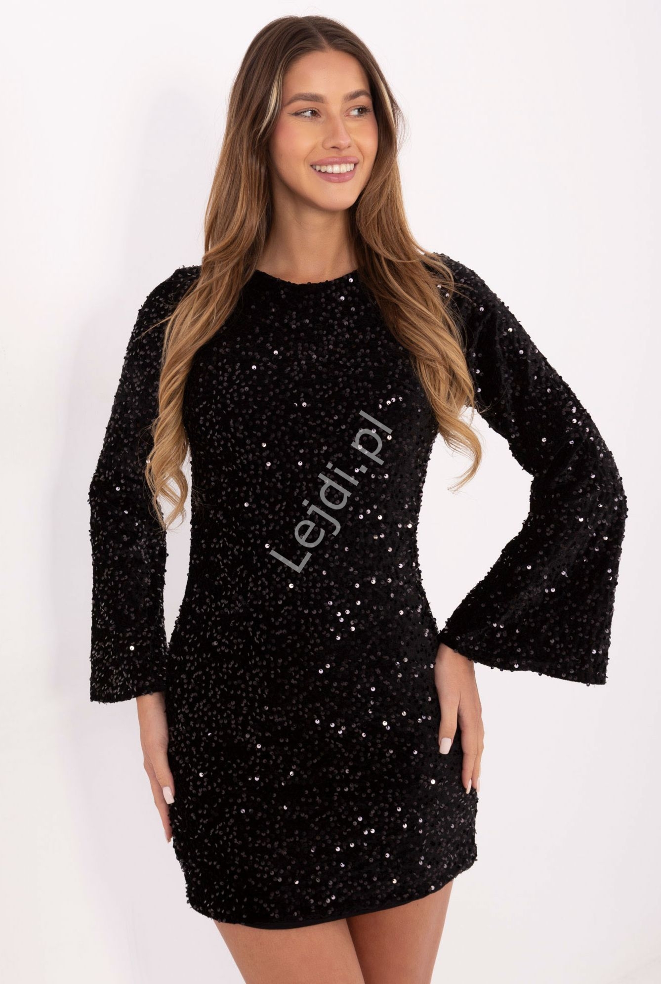 Czarna cekinowa sukienka Santa's Deligh 2 o kroju oowkowym z poszerzanymi rekawami ITALY MODA 20030