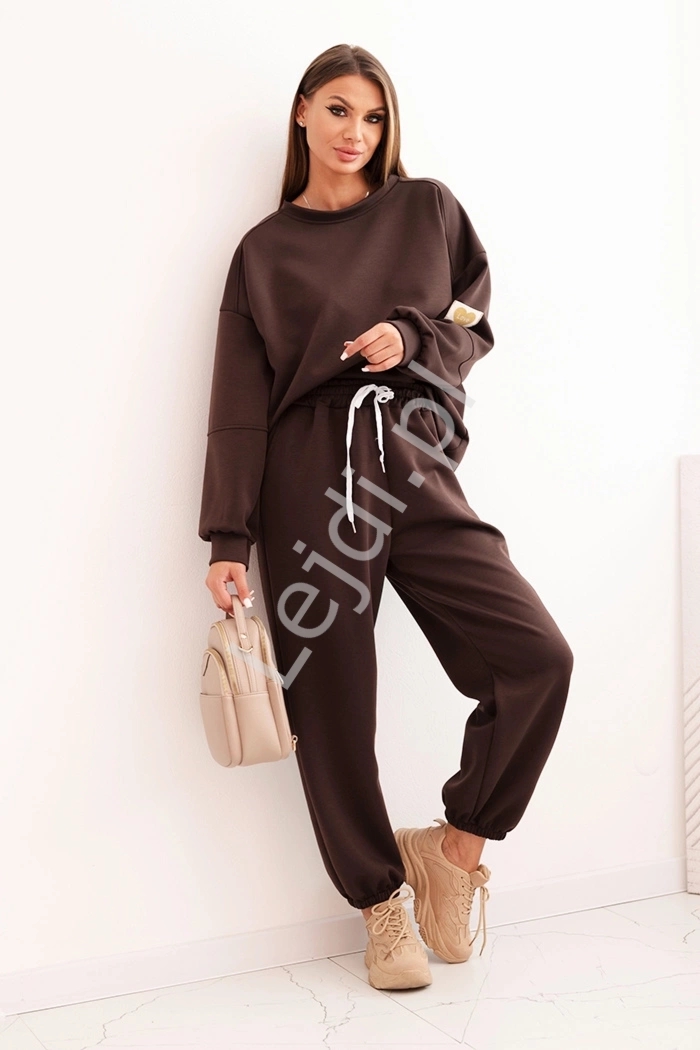 Czekoladowy komplet damski masełkowy z luźną bluzą i spodniami z serduszkiem i napisem LOVE , brązowy dres damski