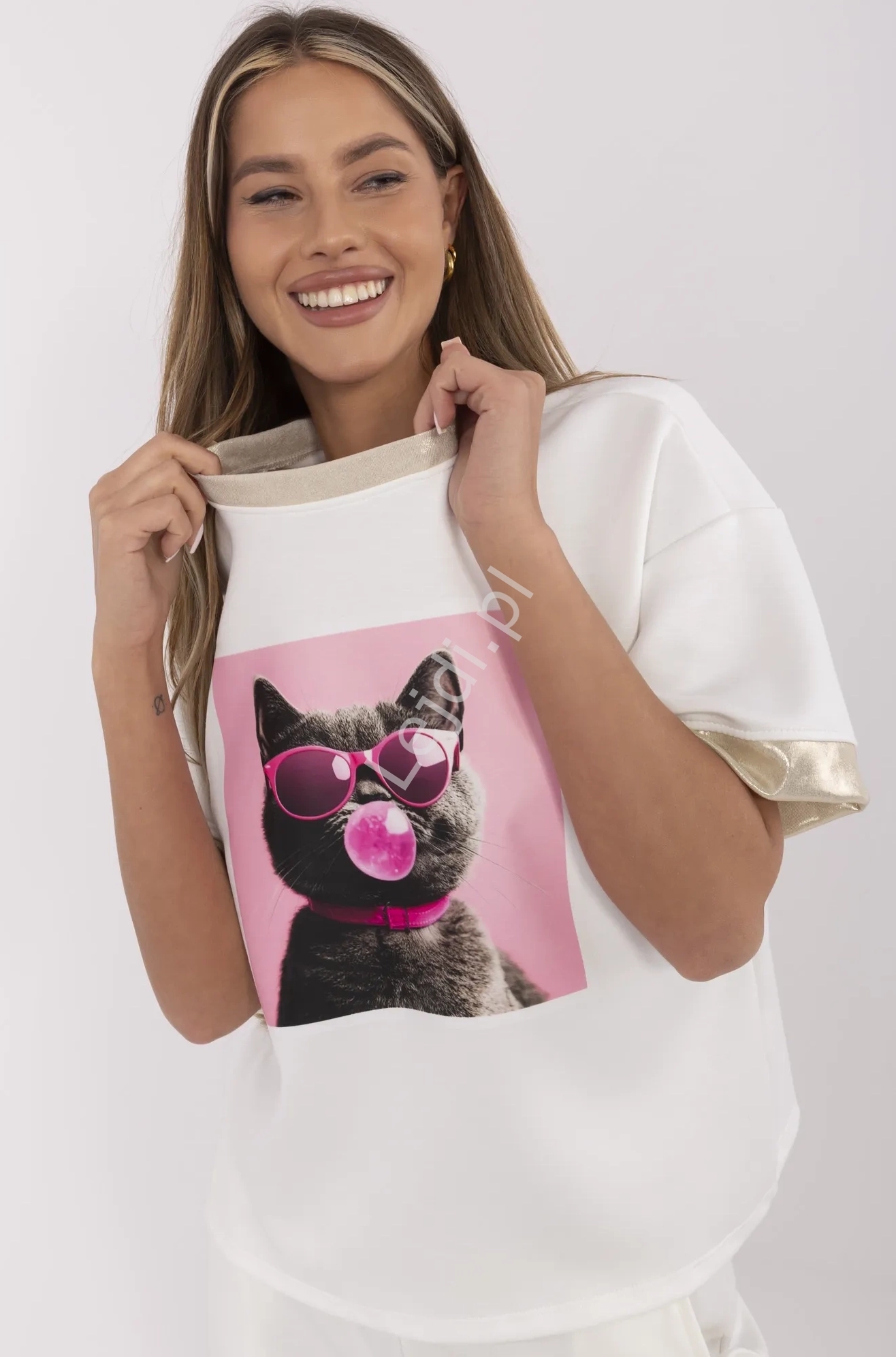 Biały T-shirt damski kot w okularach z gumą balonową , masełko PREMIUM, bawełniano wiskozowa 1771 Guees So