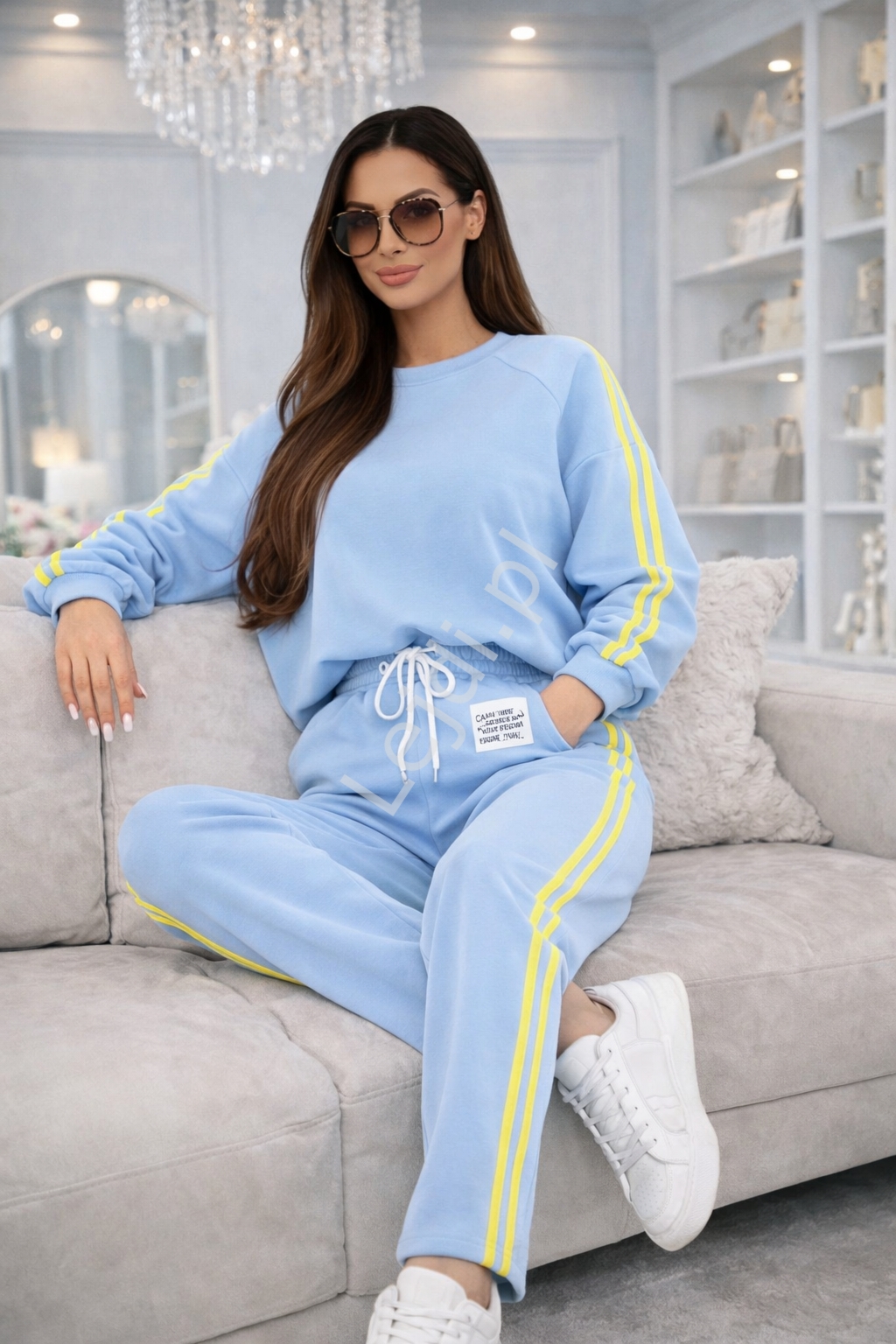 Komplet damski dresowy niebieski z lampasami paskami po bokach 2213