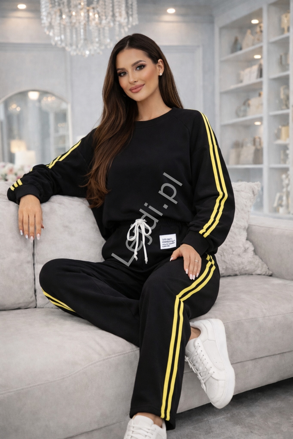 Komplet damski dresowy czarny z lampasami paskami po bokach 2213